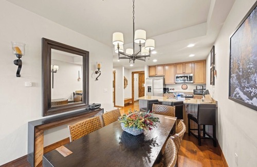 Four O'Clock Resort | Luxe Poolside Resort Suite on Four O'Clock Road