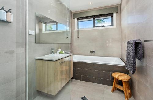 Shell Cove House | Luxe Retreat Shell Cove - Walk to Marina