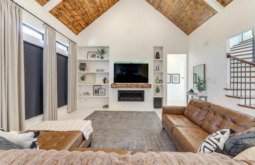 Waxahachie House | Luxe Retreat with Patio and Fenced Yard in Waxahachie!