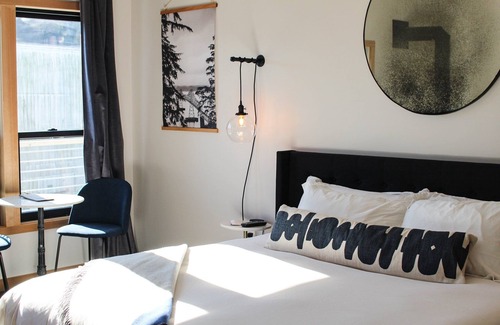 Astoria Hotel | Luxe River View King Room at Bowline Hotel, River View