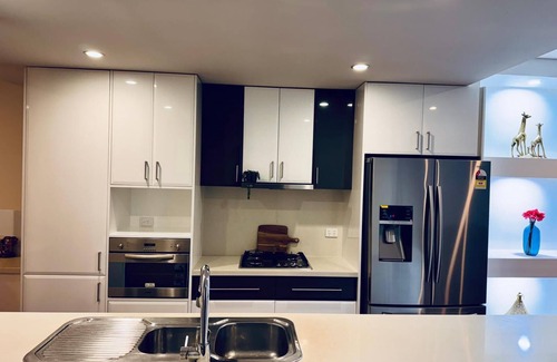 Maribyrnong House | Luxe Riverside 3BR Walk to Flemington Racecourse and Showgrounds 16 mins CBD