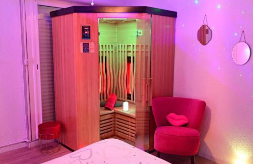 Biscarrosse Plage Apartment | Luxe Sauna Privatif et Grand bain Jacuzzi à deux à Biscarosse Plage pour Nuit Romantique avec décoration LED et Bougies
