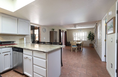 Sahara Palms House | Luxe & Spacious Gem: Pool ~ 15min to Downtown ~ Parking!