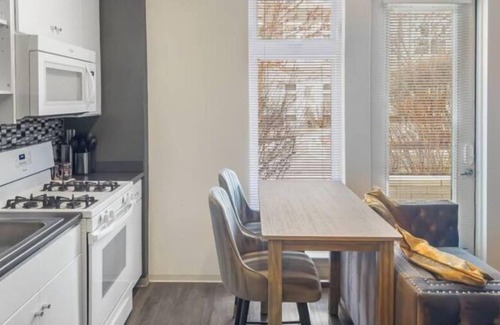 Assembly Square House | Luxe Studio, King Bed, Fast Wi-Fi, Work Desk, Gym
