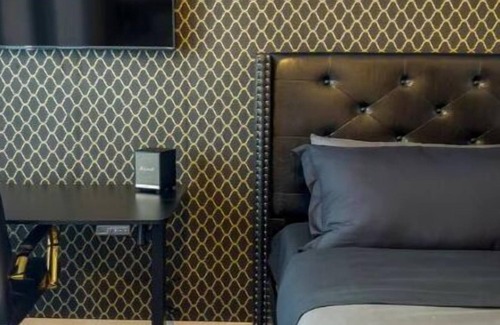 Assembly Square House | Luxe Studio, King Bed, Fast Wi-Fi, Work Desk, Gym