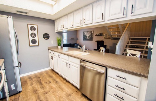 Saddlebrook Condo | Luxe Townhome Retreat | Golf Resort & Lake View | Spacious 3BR with Workspaces & Screened Patio