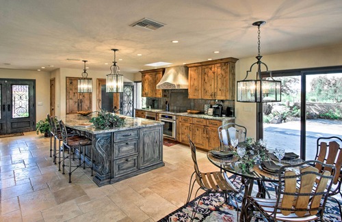 Tortolita House | Luxe Tucson Vineyard Home w/Views & Fire Pit