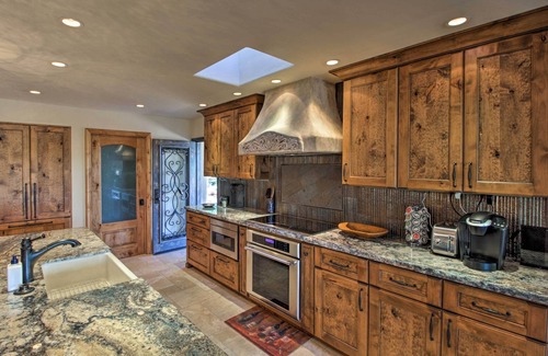 Tortolita House | Luxe Tucson Vineyard Home w/Views & Fire Pit