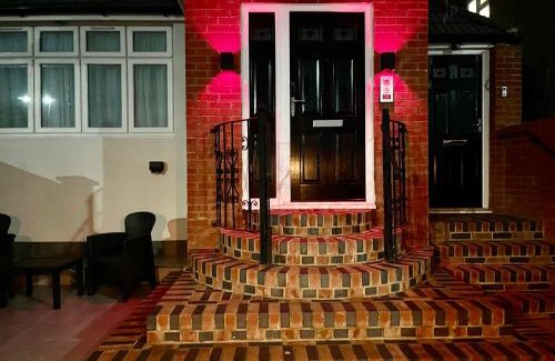 North Greenford House | Luxe Villa, 6 En-suite Bedrooms - West London - Wembley Stadium 5KM away