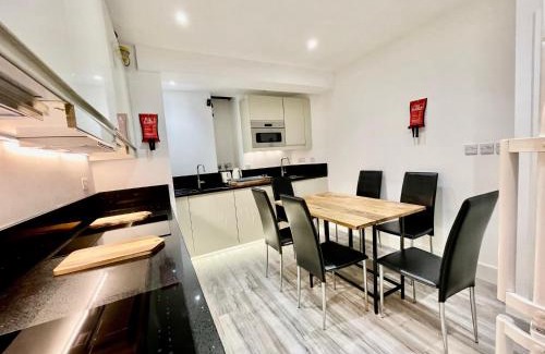 North Greenford House | Luxe Villa, 6 En-suite Bedrooms - West London - Wembley Stadium 5KM away