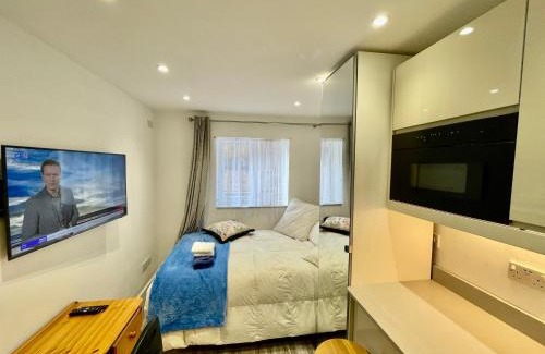 North Greenford House | Luxe Villa, 6 En-suite Bedrooms - West London - Wembley Stadium 5KM away