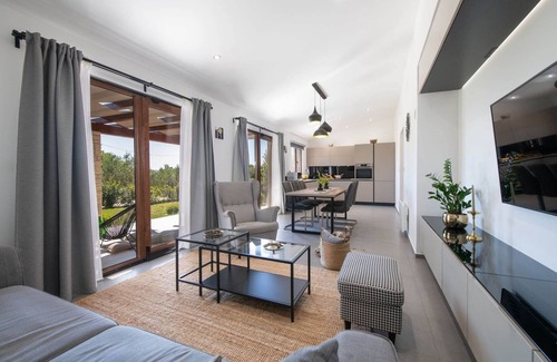 Mali Vareski Villa | Luxe villa with jacuzzi and pool