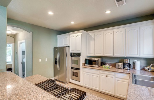 Loomis House | Luxe Vineyard Villa w/Views & Fire Pit in Loomis!