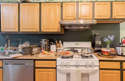 Canaryville Apartment | LUXE Vintage Loft, 10min to Downtown, Retro Movie Theatre - 15% Discount Applied