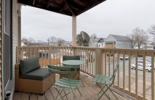 Canaryville Apartment | LUXE Vintage Loft, 10min to Downtown, Retro Movie Theatre - 15% Discount Applied