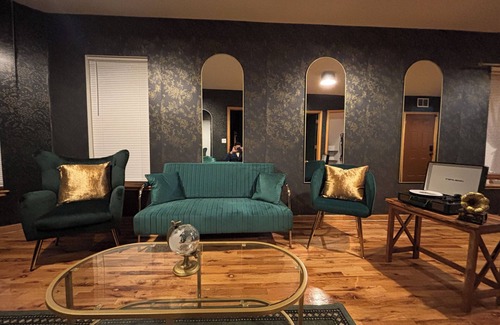 Canaryville Apartment | LUXE Vintage Loft, 10min to Downtown, Retro Movie Theatre - 15% Discount Applied