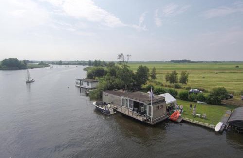 De Veenhoop House | Luxe woonboot unieke locatie Friesland Âlde Feanen