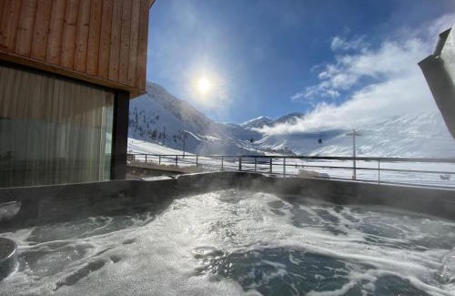 Tignes le Lac Apartment | Luxueux Appartement avec Spa et Jacuzzi au pied des pistes à Tignes - FR-1-641-1