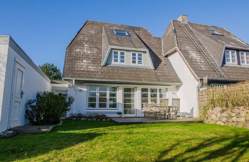 Westerland House | Luxuriöse Doppelhaushälfte, ruhig gelegen in Alt-Westerland, mit Garten und für 4 Personen.