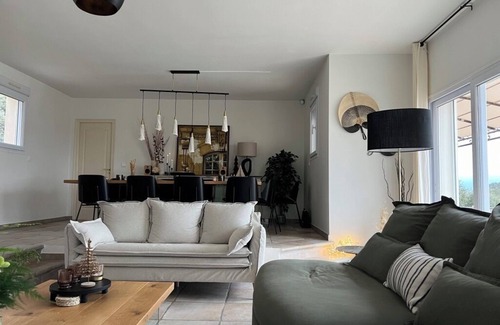 Saint-Saturnin-les-Apt Villa | Luxurious villa offers a breathtaking 200° open view of the Luberon