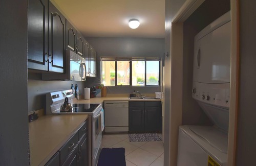 Nassau Condo | Luxurious 1 bedroom condo w/pool on site PLUS NFL Package to watch all games
