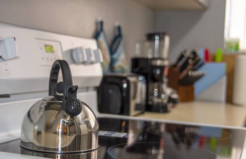Nassau Condo | Luxurious 1 bedroom condo w/pool on site PLUS NFL Package to watch all games