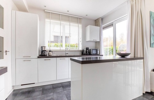 Zeewolde House | Luxurious 12-person houseboat with jacuzzi, sauna, 5 bedrooms, and garden by the water. Includes swim ladder, covered balcony, and large dining table. Located at Villa Resort Harderwold near the Veluwemeer!