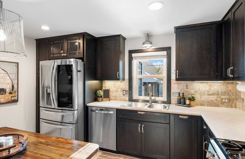 Greentown House | Luxurious 1875 centrally located Canton home w/lg suite, garden, & sunset view