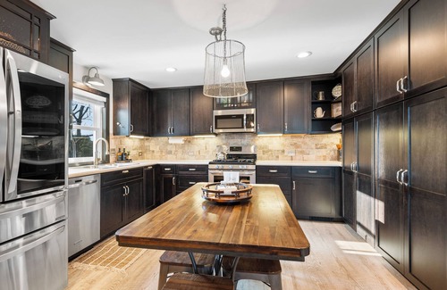 Greentown House | Luxurious 1875 centrally located Canton home w/lg suite, garden, & sunset view