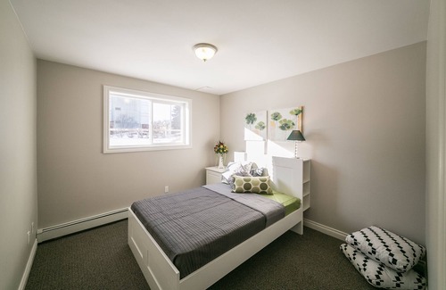 Jasper Place Condo | Luxurious 1BDR+Den In-suite laundry