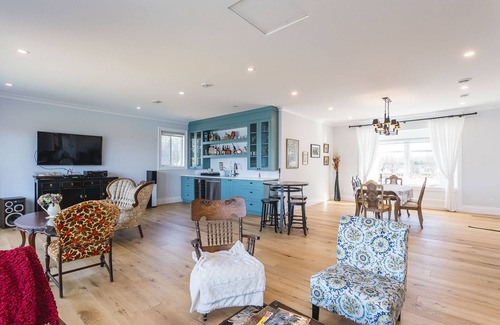 Langley House | luxurious 2- acre, 5000 sft custom-build house with private lake front