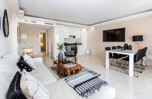 Puerto Banus Apartment | Luxurious 2 Bed Banús Apt with private parking - RDR193