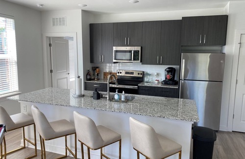Boulevard Heights Apartment | Luxurious 2-bedroom apartment w/WiFi, fitness room & pool in Beautiful Atlanta
