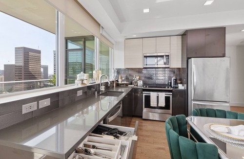 East Village Apartment | Luxurious 2-bedroom Penthouse in downtown San Diego with Pool and Fitness room