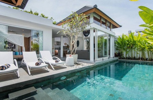 Jimbaran Bay Villa | LUXURIOUS 2BR Villa in Canggu - Open plan living area!