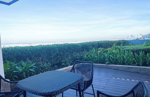 Paranaque Apartment | Luxurious 2BR with Sunset and Pool View across Okada Manila Bay