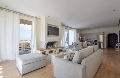 Glyfada Apartment | Luxurious 3-Bedroom Seaside Retreat | Fully Renovated April 2025