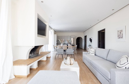 Glyfada Apartment | Luxurious 3-Bedroom Seaside Retreat | Fully Renovated April 2025