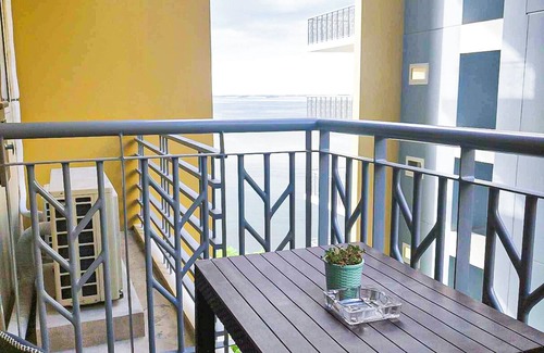 Tambo Apartment | Luxurious 3BR with Sunset, Pool View across Okada Manila II 12pax