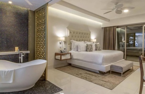 El Tezal Resort | Luxurious 4,198 sq ft OCEANFRONT SUITE. 3 bdrm, 3.5 bath, SPRING BREAK 2026