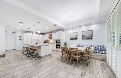 Hollywood Villa | Luxurious 4 Bedroom Beach Villa steps from Hollywood Beach