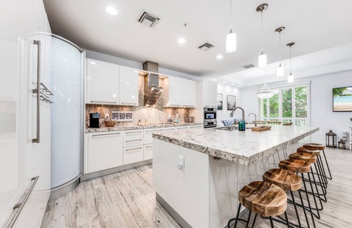 Hollywood Villa | Luxurious 4 Bedroom Beach Villa steps from Hollywood Beach