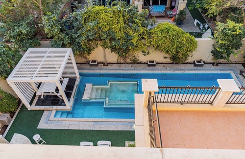 Dubai Villa | LUXURIOUS 4 BEDROOM VILLA WITH POOL & JACUZZI