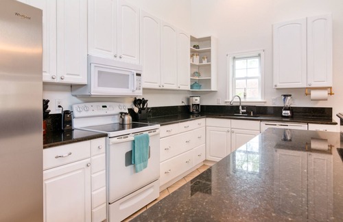 Colington House | Luxurious 4 BR Family Retreat with Pool
