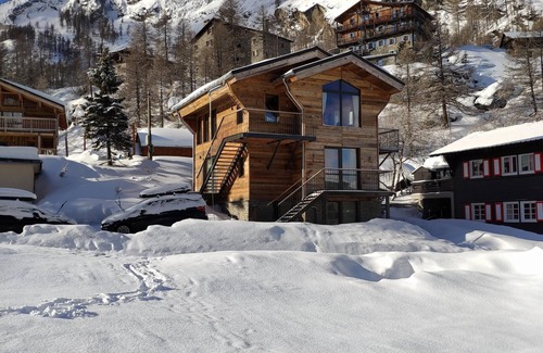 Les Boisses Ski Chalet | Luxurious 4 * Chalet, ski-in/out, on the slopes of Tignes, 5 bedrooms 14 people