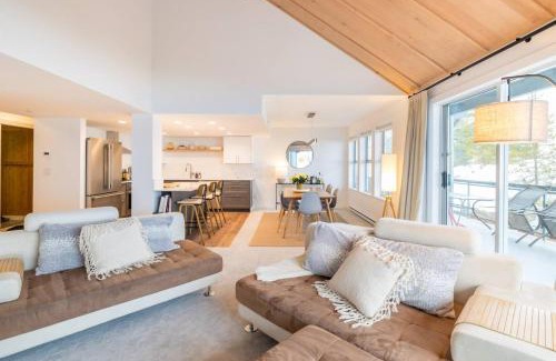 Blueberry Hill Apartment | Luxurious 4BR, Patio, BBQ, 5 min to Village & Lakes