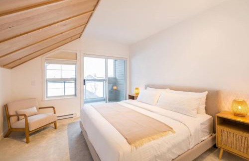 Blueberry Hill Apartment | Luxurious 4BR, Patio, BBQ, 5 min to Village & Lakes