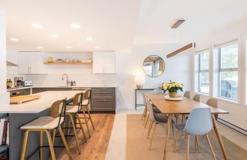 Blueberry Hill Apartment | Luxurious 4BR, Patio, BBQ, 5 min to Village & Lakes