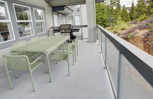 Blueberry Hill Apartment | Luxurious 4BR, Patio, BBQ, 5 min to Village & Lakes