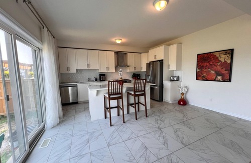 Ayr House | Luxurious 5-Bdrm villa, Bdrm on Main Floor, 10/15 min to Paris/Cambridge/Kitchnr